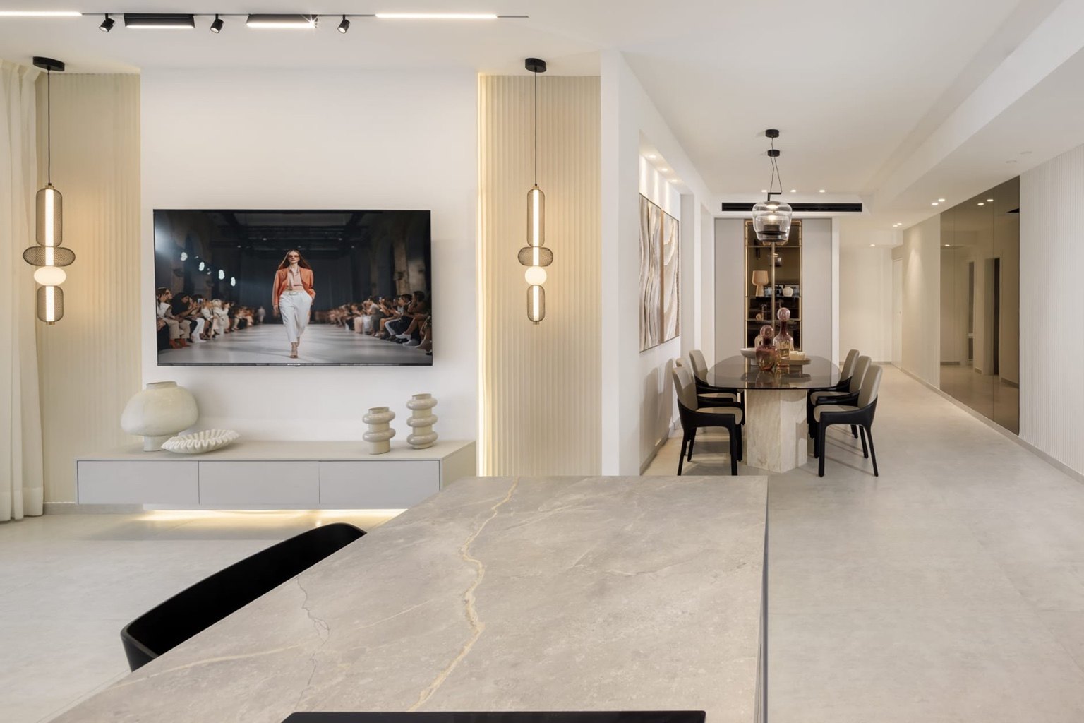 Front-facing mini penthouse in Ir Yamim, Netanya - living room from the kitchen, rendering