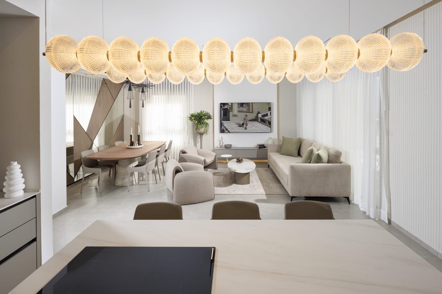 Mini penthouse in Ir Yamim, Netanya - living room from the kitchen, model apartment