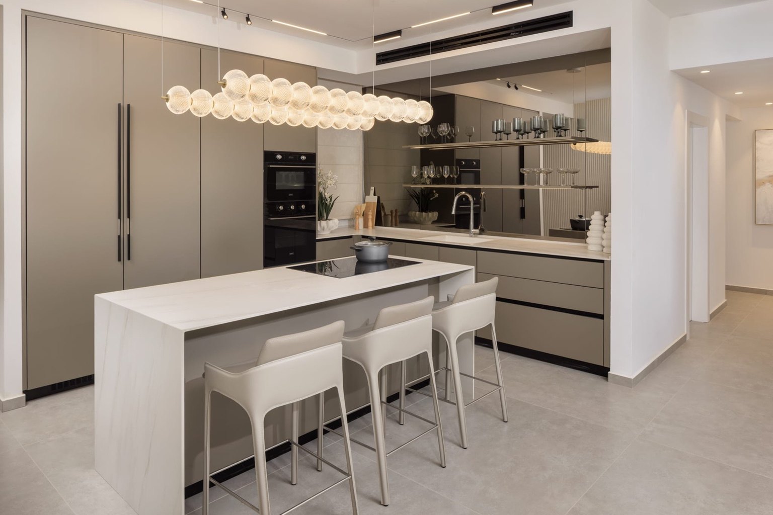 Mini penthouse in Ir Yamim, Netanya - kitchen island, model apartment