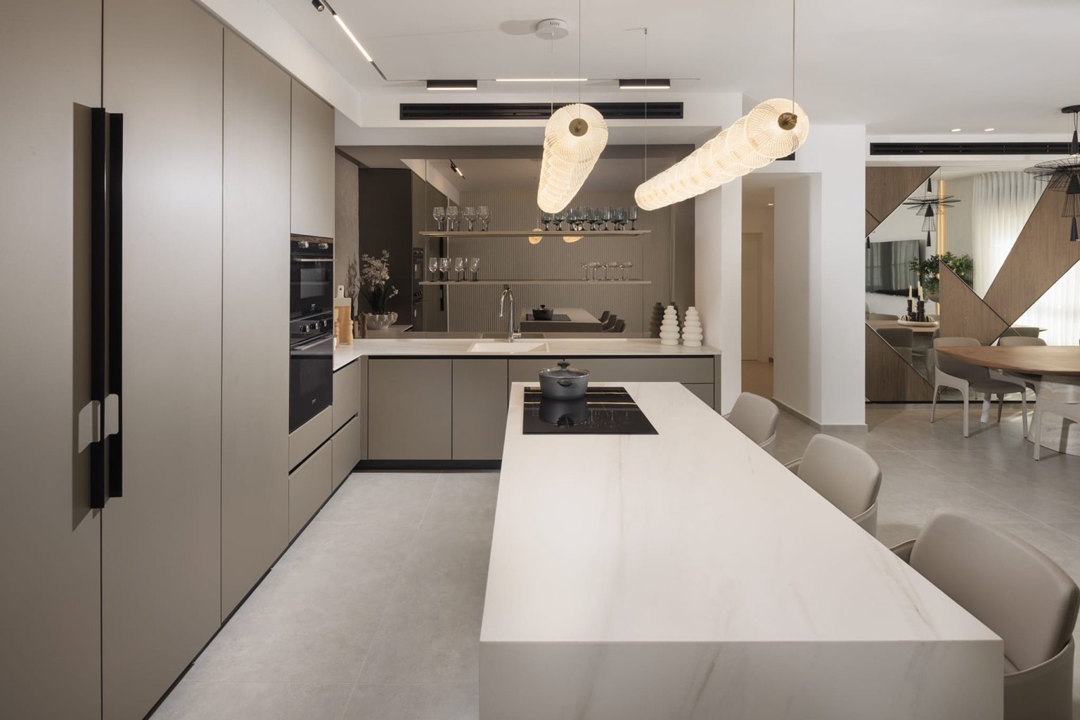 Mini penthouse in Ir Yamim, Netanya - kitchen and dining, model apartment