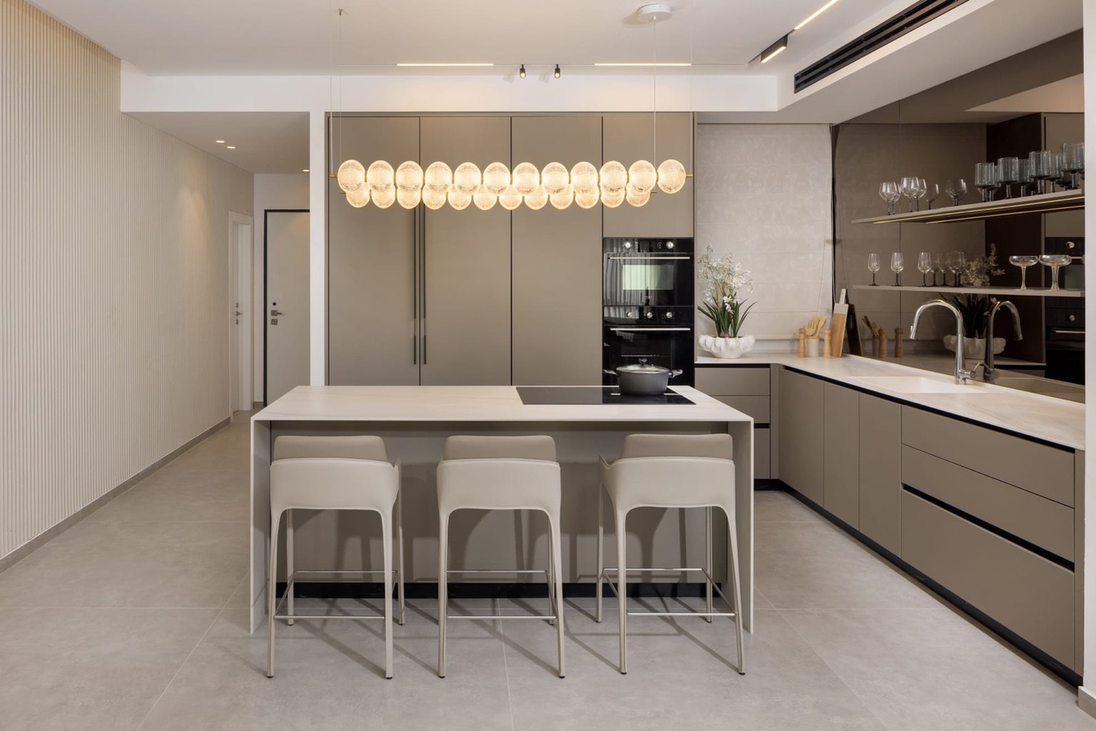 Mini penthouse in Ir Yamim, Netanya - kitchen, model apartment