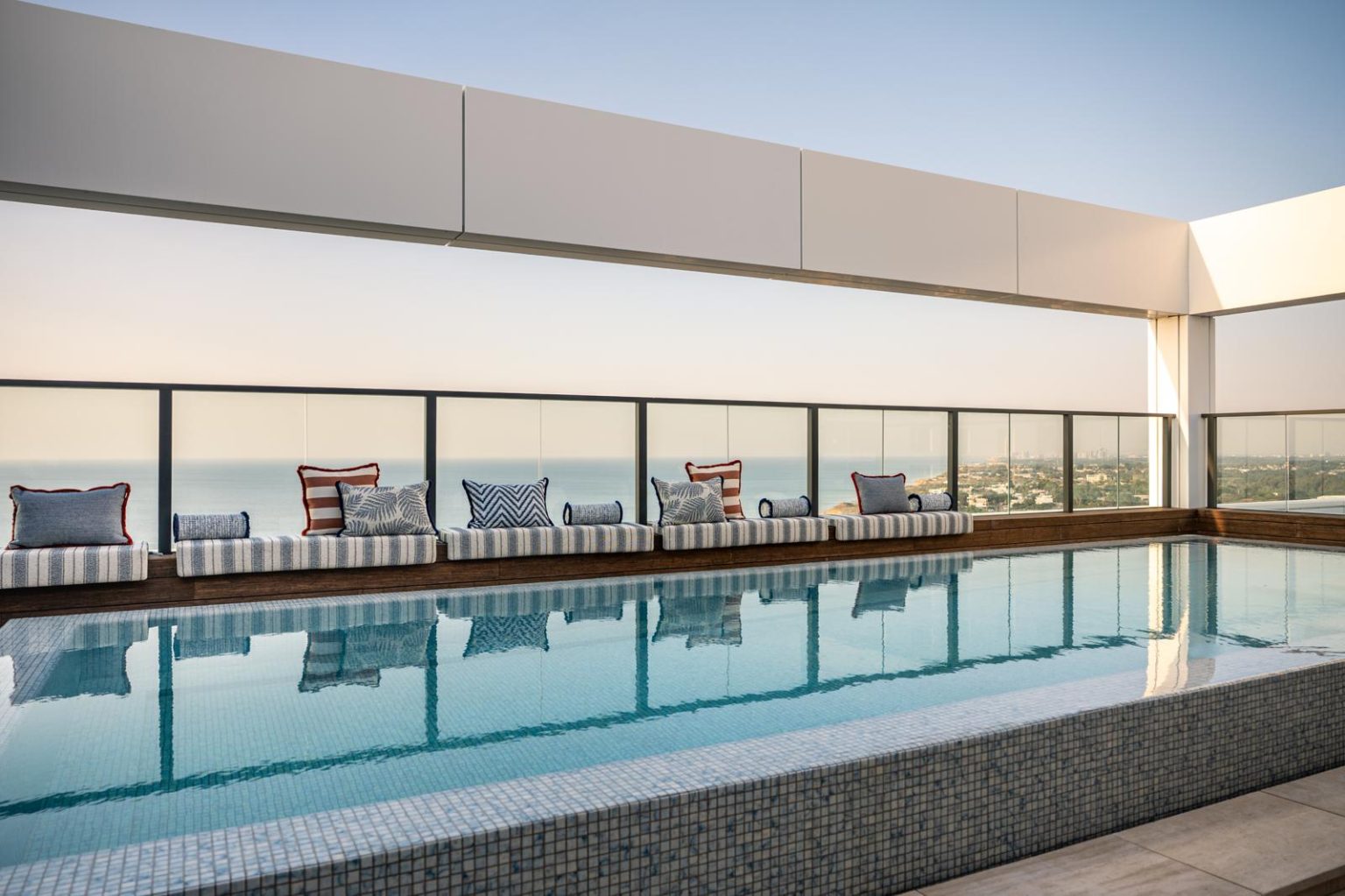 Duplex penthouse in North Netanya - infinity pool facing the sea