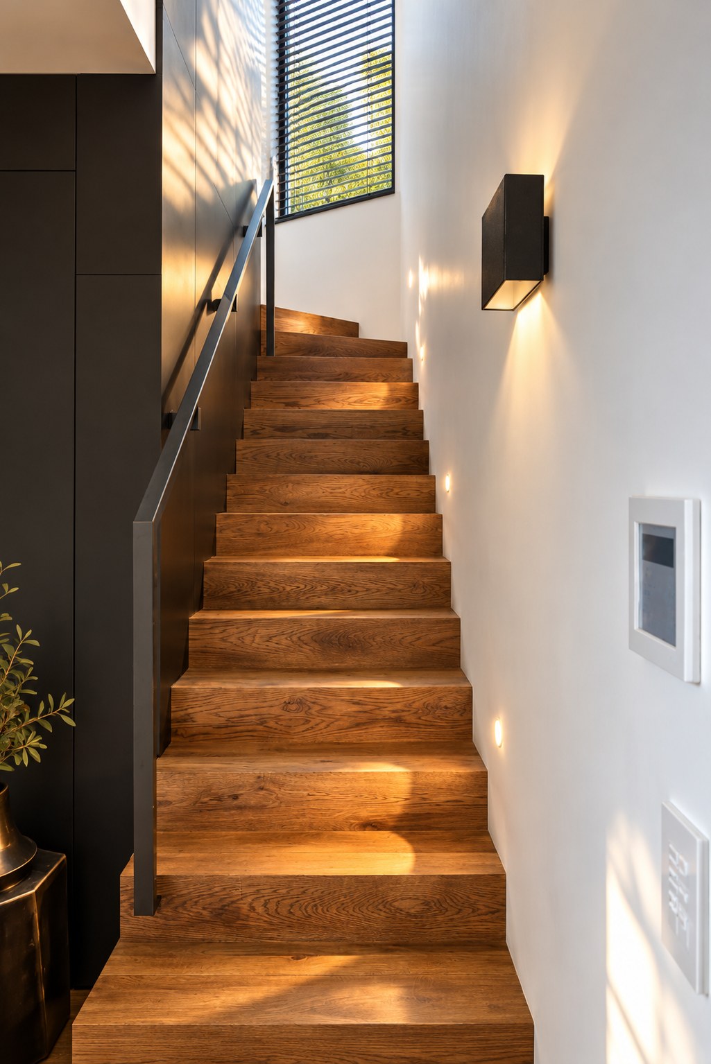 Single-level villa, Kiryat Ganim, Ra'anana - oak staircase to the half level