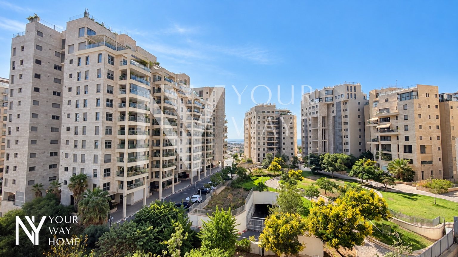 View from the terrace over the park, with the sea between the buildings - mini penthouse in Ramat Aviv, Tel Aviv