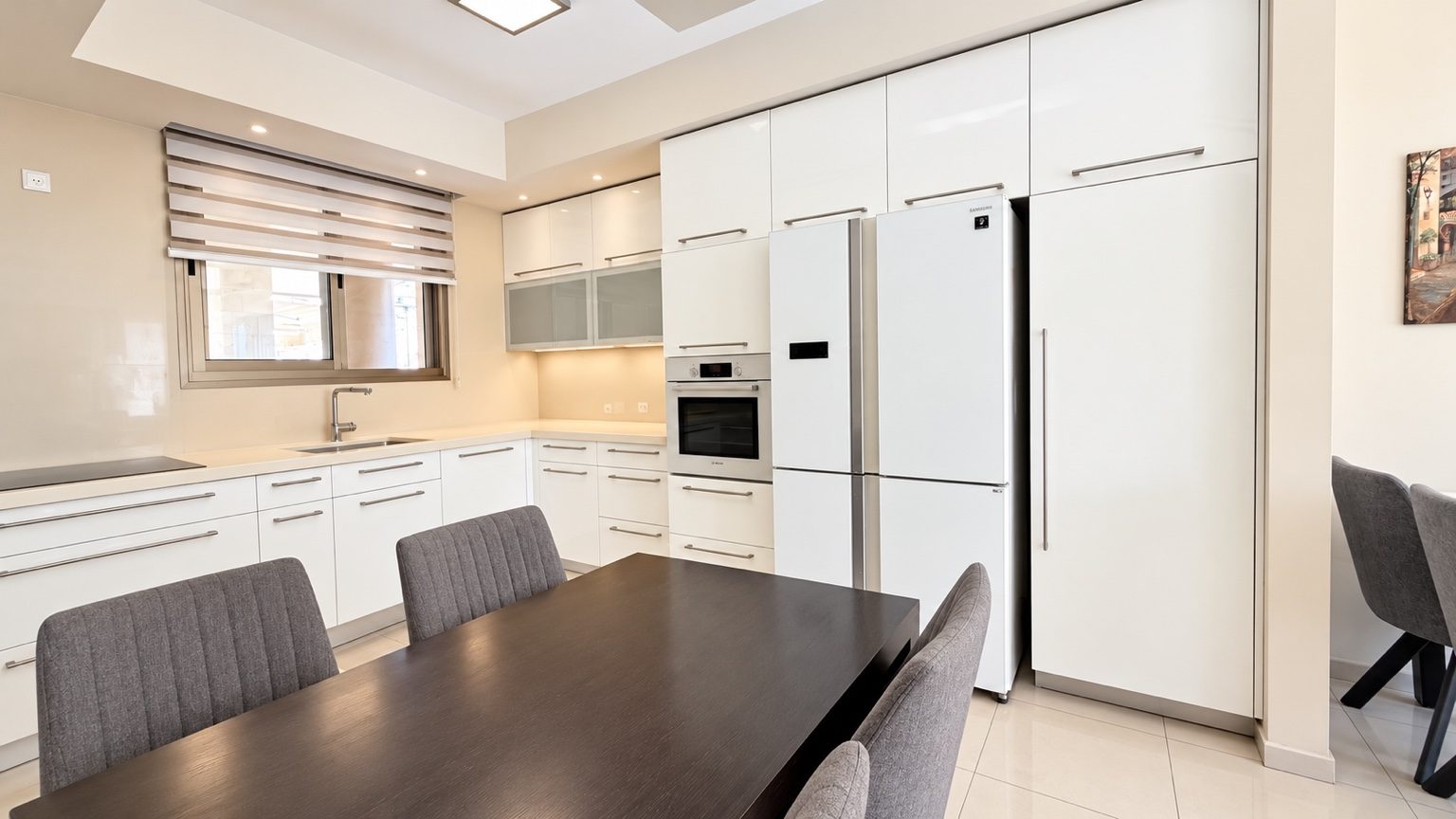 Kitchen with dining table and built-in appliances - mini penthouse in Ramat Aviv, Tel Aviv
