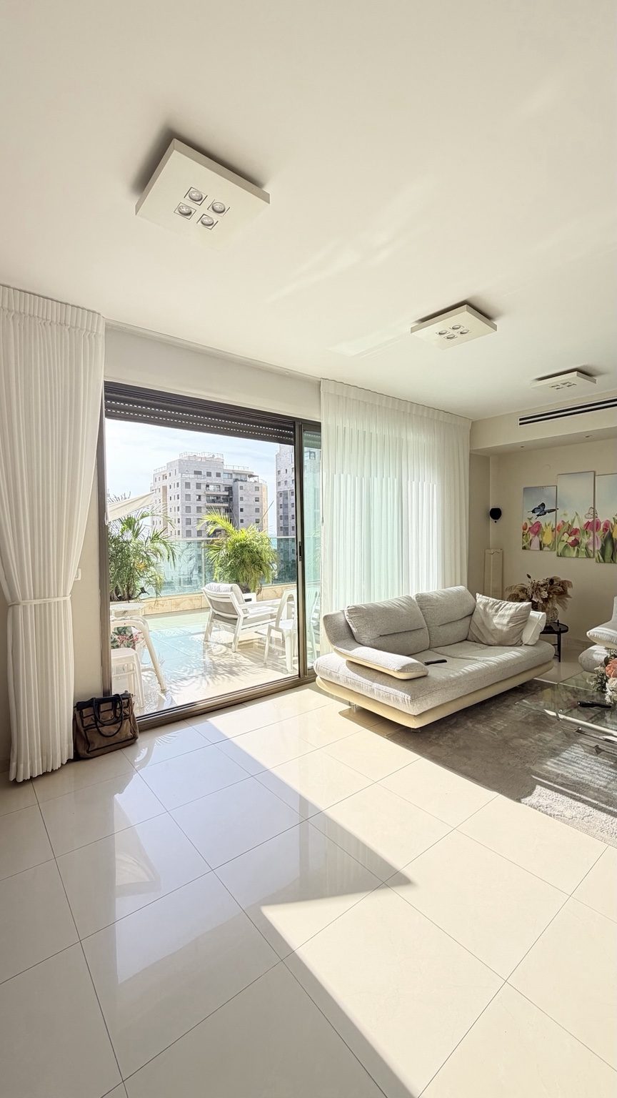 Living room with sliding doors to the terrace - mini penthouse in Ramat Aviv, Tel Aviv